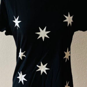 t-shirt-schwarz-sterne-hinten