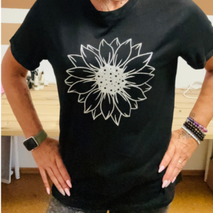 t-shirt-schwarz-mit-blume-vorne